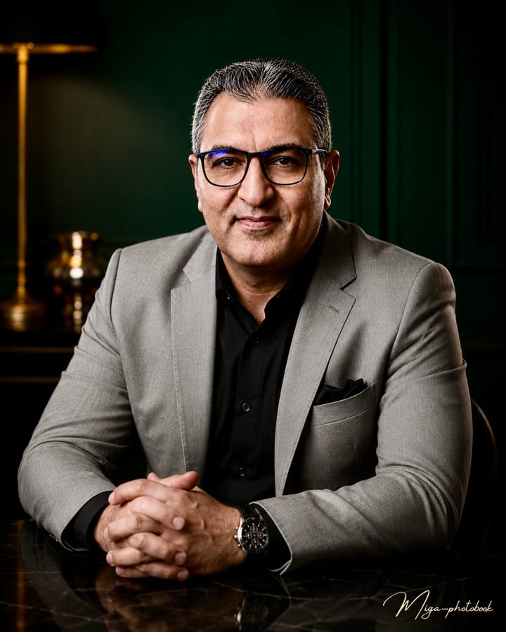 بليزر رمادي على المكتب