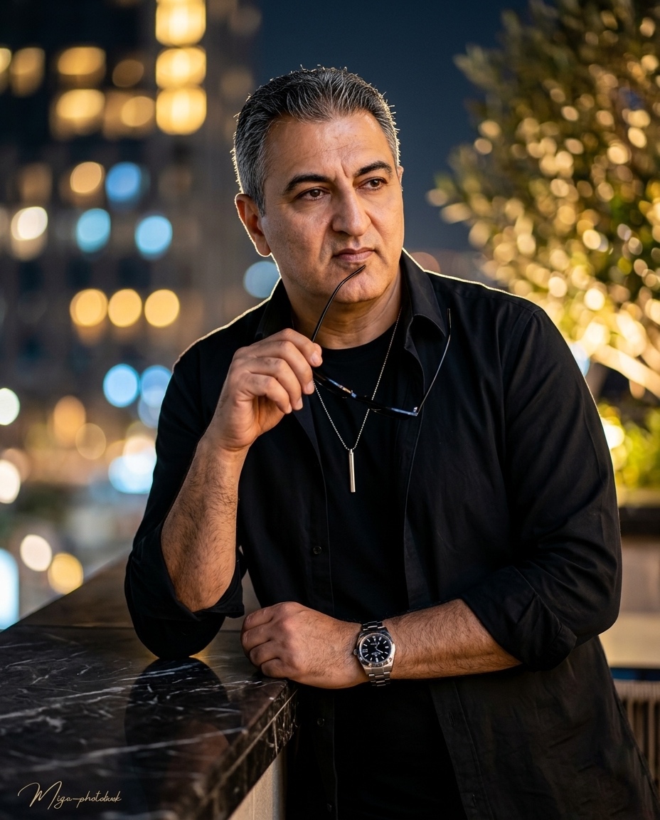 تحويل صورة بالذكاء الاصطناعي — قميص أسود وأضواء الليل